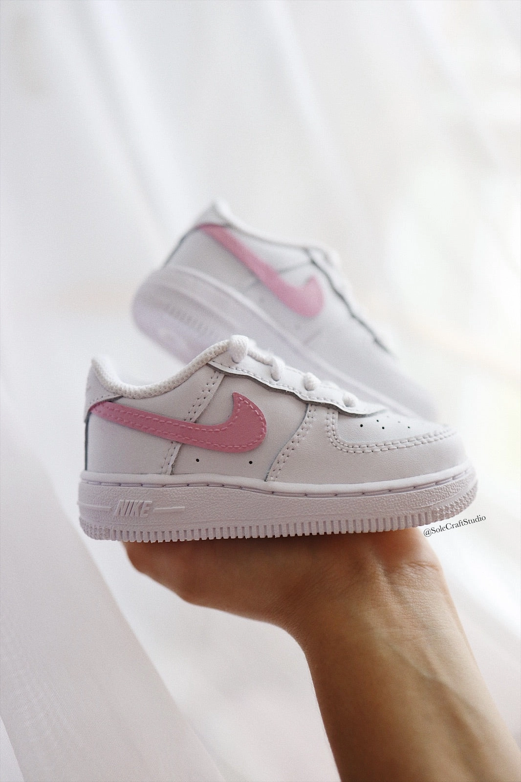 608 Sneakers Air Force 1 Low Custom Kids Shoes Bubblegum Pink Swoosh Hand Painted AF1 Sneakers