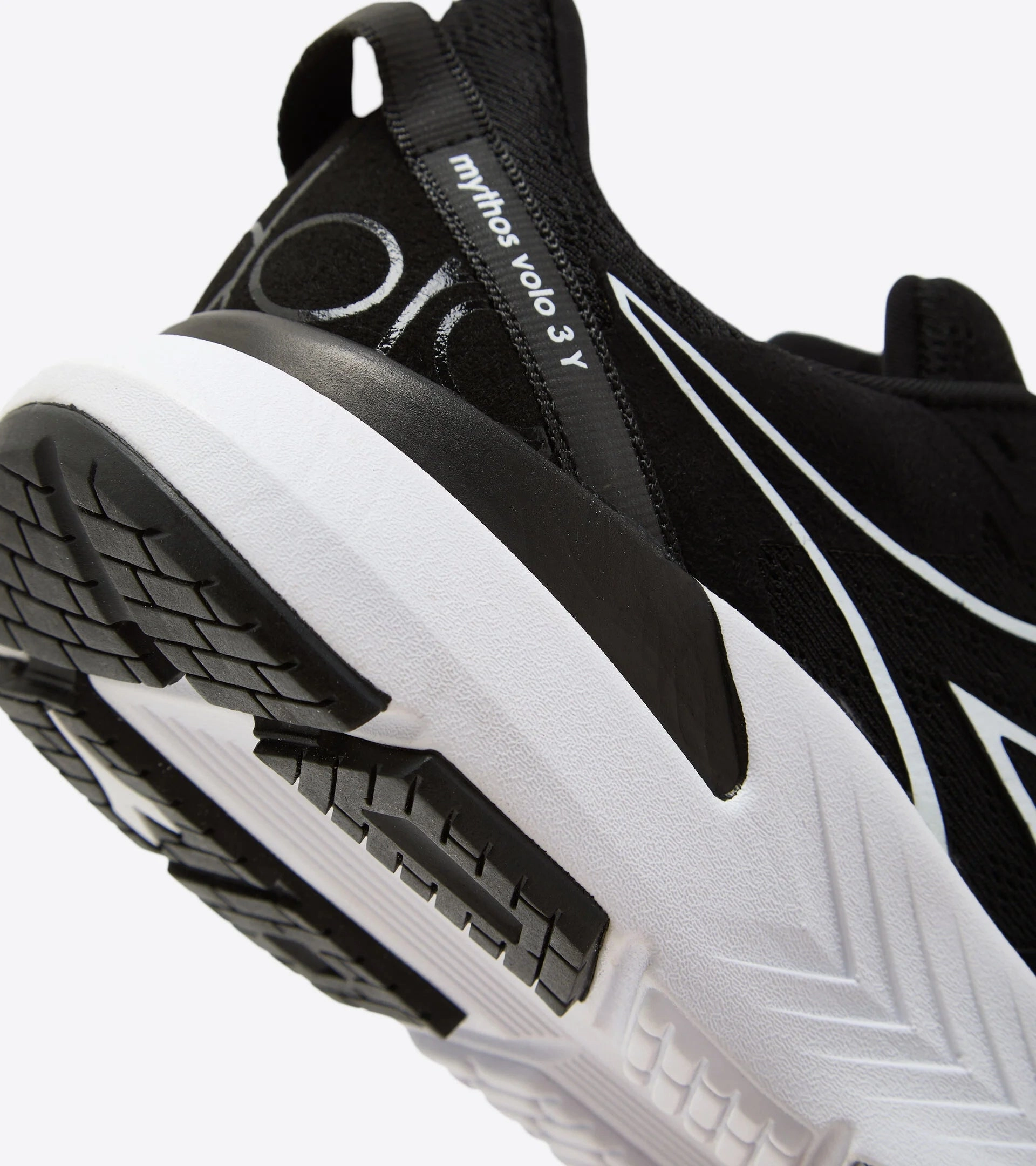 Diadora Unisex Mythos Volo 3 Youth- Black/White (101.179065_C7406) Best Running Shoes In Uk