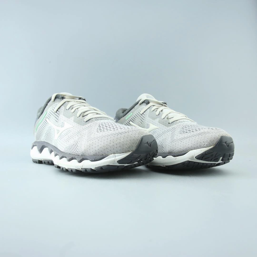 Three Horse Shoes Running Waters MIZUNO WAVE HORIZON 4